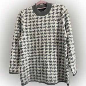 Nina Leonard Gray fuzzy, soft Sweater. Never worn, NWOT.